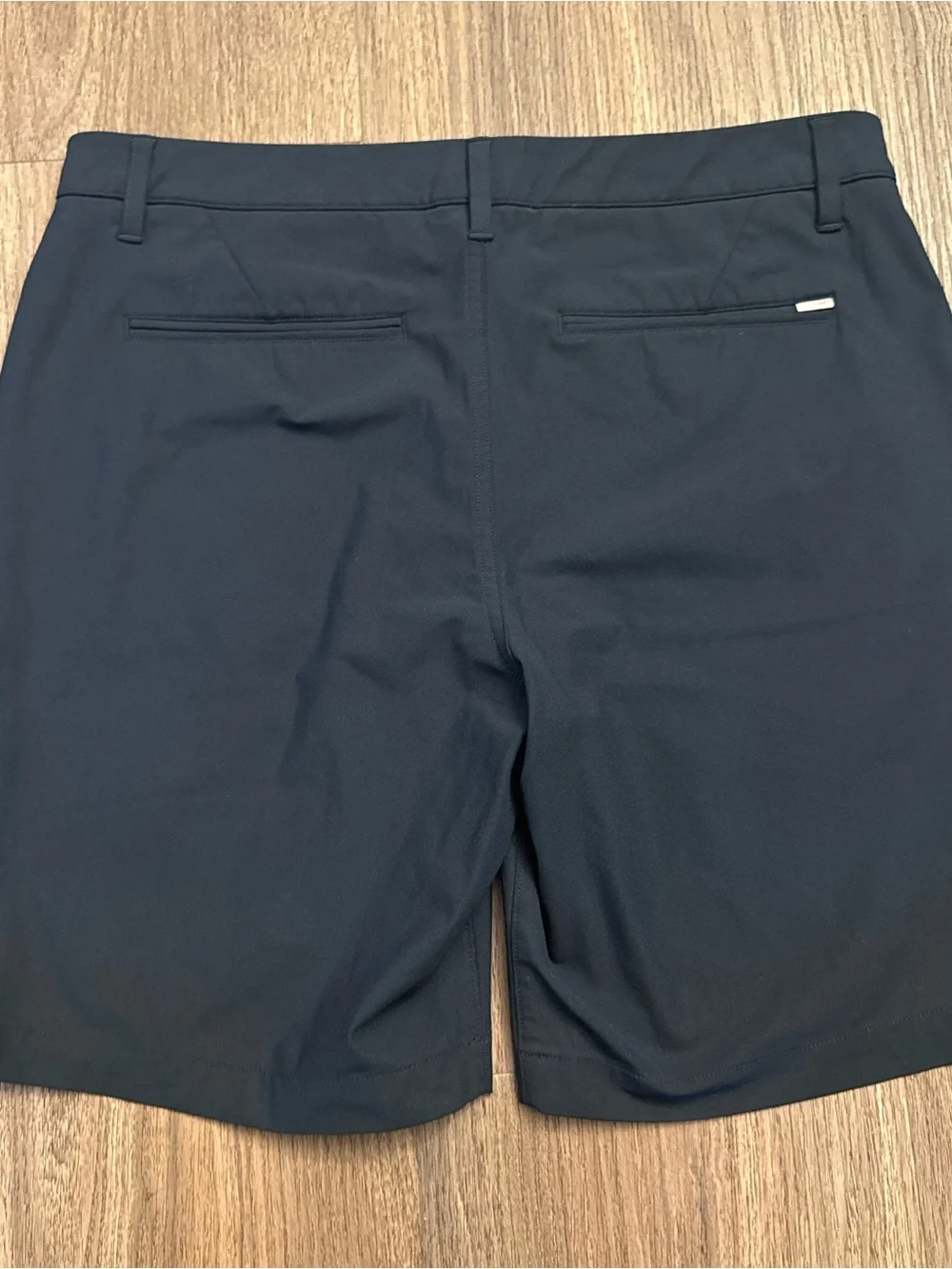 Vuori Navy Performance Flat Front Shorts men’s size 32